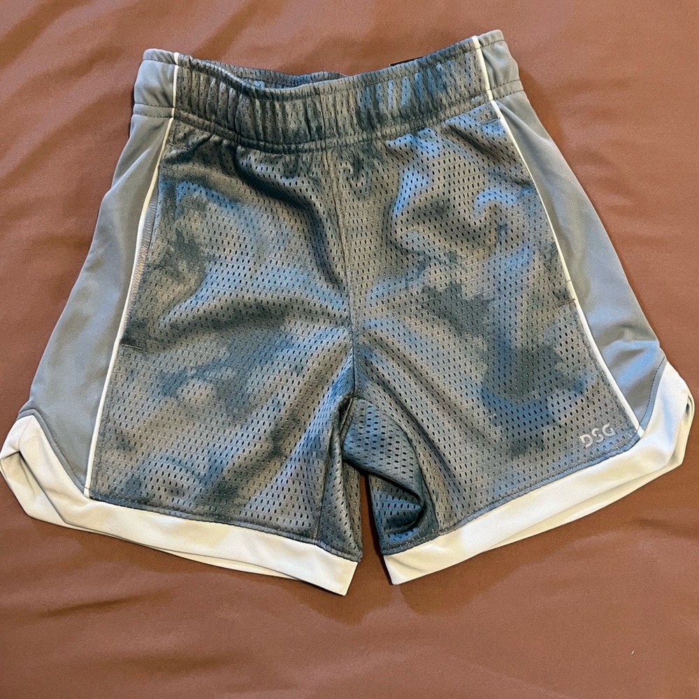 DSG basketball mesh shorts 2 w/ pockets. NWT 4/5 (2XS) boys